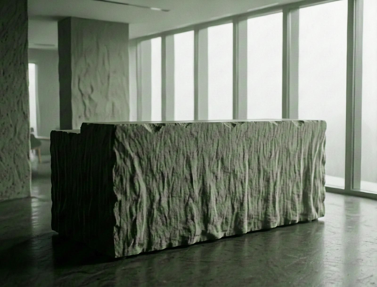 Minimalistische Architektur im Nebel